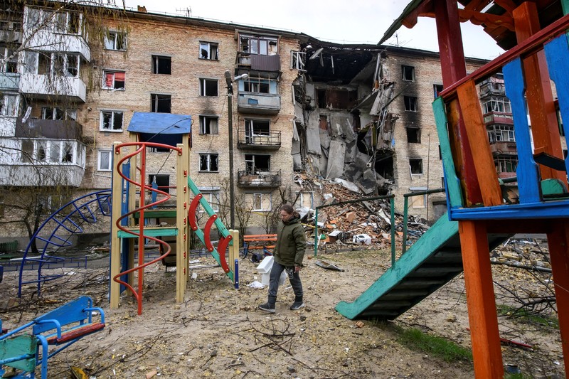 Petugas medis militer Ukraina memindahkan seorang prajurit Ukraina yang terluka ke sebuah rumah sakit di wilayah Donetsk, Ukraina timur, Sabtu (23/4/2022). (AP Photo/Evgeniy Maloletka)