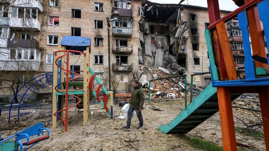 Petugas medis militer Ukraina memindahkan seorang prajurit Ukraina yang terluka ke sebuah rumah sakit di wilayah Donetsk, Ukraina timur, Sabtu (23/4/2022). (AP Photo/Evgeniy Maloletka)