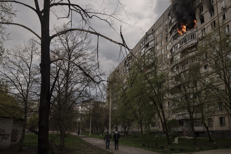 Serangan Rudal Rusia di Odesa, Ukraina Petugas pemadam kebakaran berjalan melewati sebuah gedung apartemen yang rusak akibat serangan rudal Rusia di Odesa, Ukraina, Sabtu (23/4/2022). Rusia menembakkan sedikitnya enam rudal jelajah ke kota pelabuhan Laut Hitam Odesa yang menewaskan lima orang. (AP Photo/Max Pshybyshevsky)
