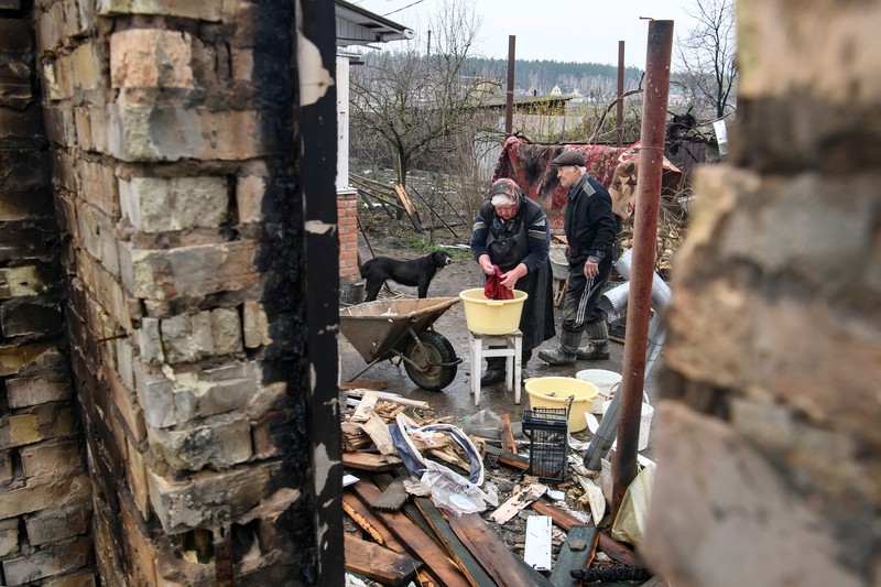 Serangan Rudal Rusia di Odesa, Ukraina Petugas pemadam kebakaran berjalan melewati sebuah gedung apartemen yang rusak akibat serangan rudal Rusia di Odesa, Ukraina, Sabtu (23/4/2022). Rusia menembakkan sedikitnya enam rudal jelajah ke kota pelabuhan Laut Hitam Odesa yang menewaskan lima orang. (AP Photo/Max Pshybyshevsky)