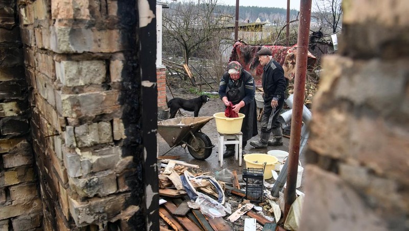 Petugas pemadam kebakaran berjalan melewati sebuah gedung apartemen yang rusak akibat serangan rudal Rusia di Odesa, Ukraina, Sabtu (23/4/2022). Rusia menembakkan sedikitnya enam rudal jelajah ke kota pelabuhan Laut Hitam Odesa yang menewaskan lima orang. (AP Photo/Max Pshybyshevsky)