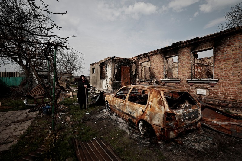 Serangan Rudal Rusia di Odesa, Ukraina Petugas pemadam kebakaran berjalan melewati sebuah gedung apartemen yang rusak akibat serangan rudal Rusia di Odesa, Ukraina, Sabtu (23/4/2022). Rusia menembakkan sedikitnya enam rudal jelajah ke kota pelabuhan Laut Hitam Odesa yang menewaskan lima orang. (AP Photo/Max Pshybyshevsky)