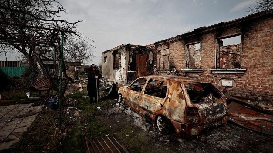 Petugas pemadam kebakaran berjalan melewati sebuah gedung apartemen yang rusak akibat serangan rudal Rusia di Odesa, Ukraina, Sabtu (23/4/2022). Rusia menembakkan sedikitnya enam rudal jelajah ke kota pelabuhan Laut Hitam Odesa yang menewaskan lima orang. (AP Photo/Max Pshybyshevsky)