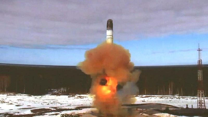 Sebuah rudal balistik antarbenua Sarmat sedang diuji coba oleh militer Rusia di kosmodrom Plesetsk di wilayah Arkhangelsk, Rusia, Rabu (20/4/2022). (Russian Defence Ministry/Handout via REUTERS)