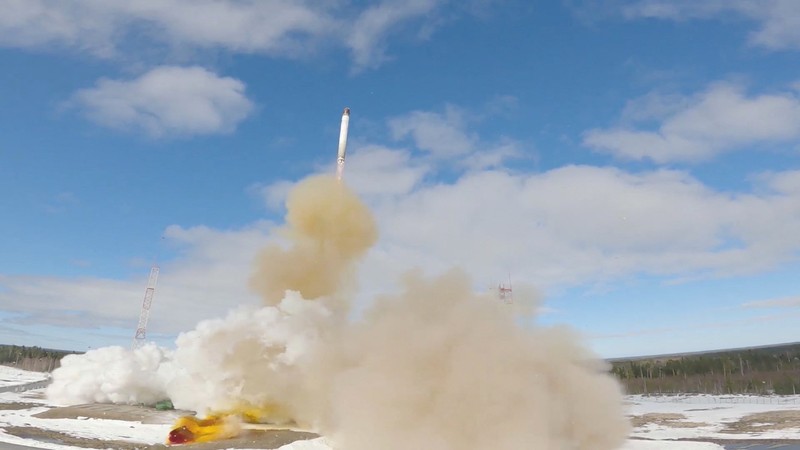 Uji coba rudal balistik antarbenua Sarmat Rusia Sebuah rudal balistik antarbenua Sarmat sedang diuji coba oleh militer Rusia di kosmodrom Plesetsk di wilayah Arkhangelsk, Rusia, Rabu (20/4/2022). (Russian Defence Ministry/Handout via REUTERS)
