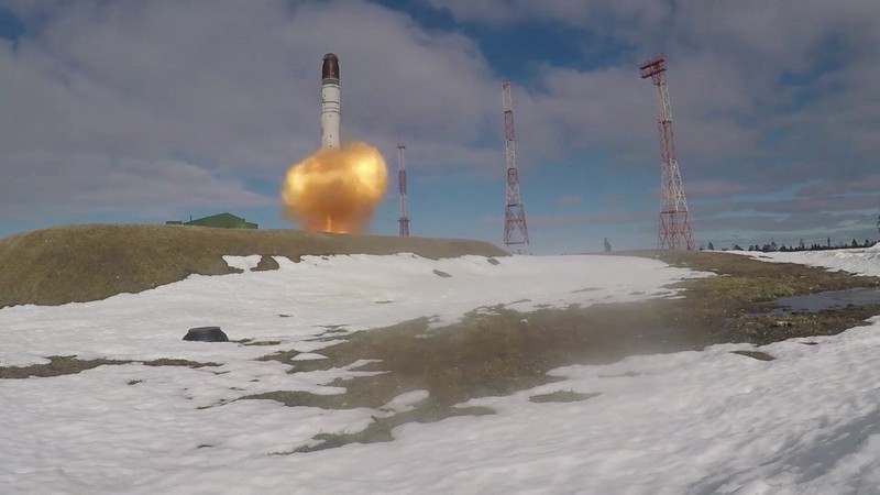 Sebuah rudal balistik antarbenua Sarmat sedang diuji coba oleh militer Rusia di kosmodrom Plesetsk di wilayah Arkhangelsk, Rusia, Rabu (20/4/2022). (Russian Defence Ministry/Handout via REUTERS)