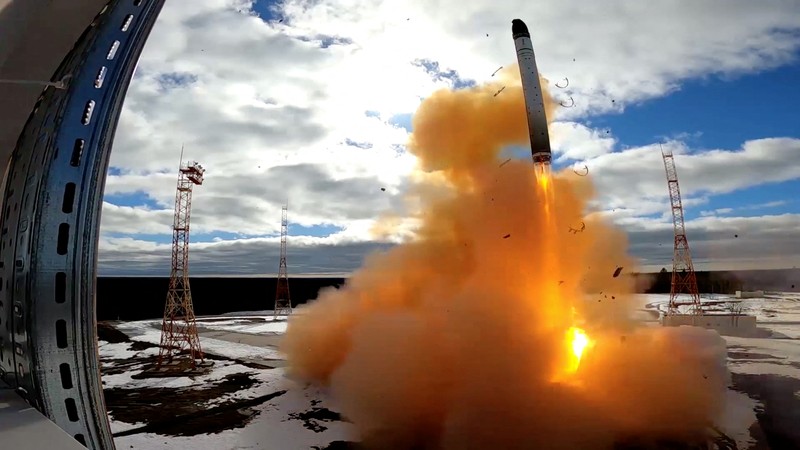 Uji coba rudal balistik antarbenua Sarmat Rusia Sebuah rudal balistik antarbenua Sarmat sedang diuji coba oleh militer Rusia di kosmodrom Plesetsk di wilayah Arkhangelsk, Rusia, Rabu (20/4/2022). (Russian Defence Ministry/Handout via REUTERS)