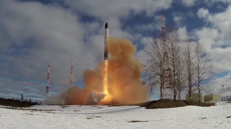 Uji coba rudal balistik antarbenua Sarmat Rusia Sebuah rudal balistik antarbenua Sarmat sedang diuji coba oleh militer Rusia di kosmodrom Plesetsk di wilayah Arkhangelsk, Rusia, Rabu (20/4/2022). (Russian Defence Ministry/Handout via REUTERS)