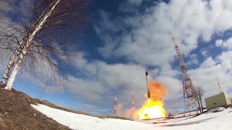 Uji coba rudal balistik antarbenua Sarmat Rusia Sebuah rudal balistik antarbenua Sarmat sedang diuji coba oleh militer Rusia di kosmodrom Plesetsk di wilayah Arkhangelsk, Rusia, Rabu (20/4/2022). (Russian Defence Ministry/Handout via REUTERS)
