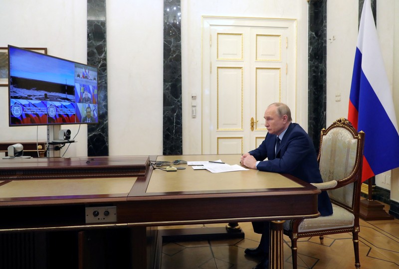 Sebuah rudal balistik antarbenua Sarmat sedang diuji coba oleh militer Rusia di kosmodrom Plesetsk di wilayah Arkhangelsk, Rusia, Rabu (20/4/2022). (Russian Defence Ministry/Handout via REUTERS)