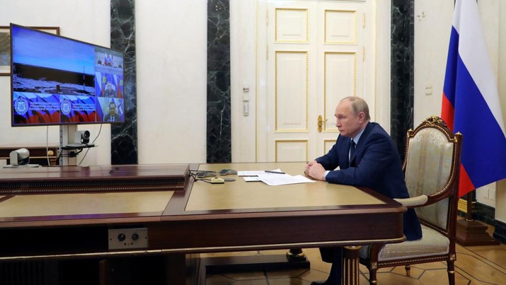 Presiden Rusia Vladimir Putin menyaksikan uji peluncuran rudal balistik antarbenua Sarmat di kosmodrom Plesetsk di wilayah Arkhangelsk, melalui tautan video di Moskow, Rusia, Rabu (20/4/2022). (Sputnik/Mikhail Klimentyev/Kremlin via REUTERS)