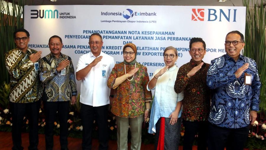 Direktur Tresuri dan Internasional BNI Henry Panjaitan, Direktur Bisnis UMKM BNI Muhammad Iqbal, Direktur Utama BNI Royke Tumilaar, Direktur Eksekutif LPEI Rijani Tirtoso, Direktur Pelaksana Bidang Hubungan Kelembagaan LPEI Chesna Fizetty Anwar, Direktur Pelaksana Bidang Pengembangan Bisnis LPEI Maqin U Norhadi, Direktur Pelaksana Bidang Pembiayaan LPEI Dikdik Yustandi dalam MoU BNI dan LPEI terkait pemberian penjaminan kredit UMKM, Senin (25/4/2022). BNI bersama LPEI akan membantu UMKM agar mendapat pendampingan dan pelatihan guna mendorong program naik kelas Go Digital, Go Global, dan Go Productive.