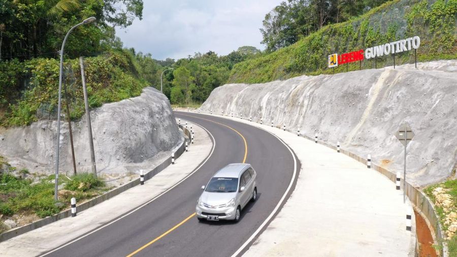 Kementerian Pekerjaan Umum dan Perumahan Rakyat (PUPR) telah menyiapkan Jalan Lintas Pantai Selatan (Pansela) Jawa sebagai jalur alternatif para pemudik tahun 2022 selain Lintas Pantai Utara (Pantura) dan Lintas Tengah Pulau Jawa. (Dok: PUPR)