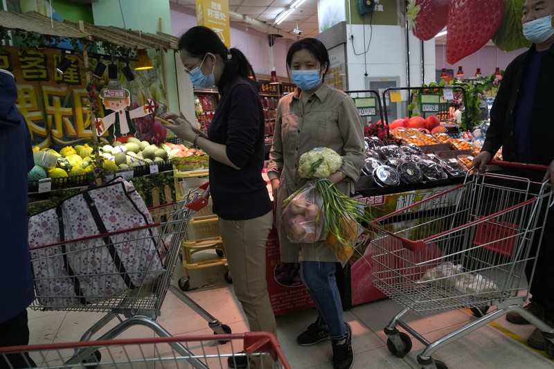 Kenaikan kasus Covid-19 di ibu kota China, Beijing, mendorong kekhawatiran akan penguncian (lockdown) yang ketat. Hal ini memicu panic buying di kalangan warga. (AP/Andy Wong) Kenaikan kasus Covid-19 di ibu kota China, Beijing, mendorong kekhawatiran akan penguncian (lockdown) yang ketat. Hal ini memicu panic buying di kalangan warga. (AP/Andy Wong)