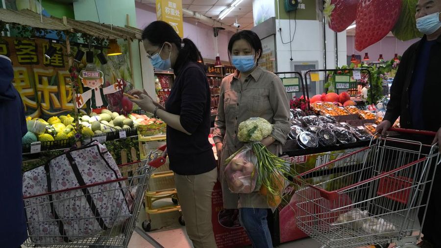 Kenaikan kasus Covid-19 di ibu kota China, Beijing, mendorong kekhawatiran akan penguncian (lockdown) yang ketat. Hal ini memicu panic buying di kalangan warga. (AP/Andy Wong)