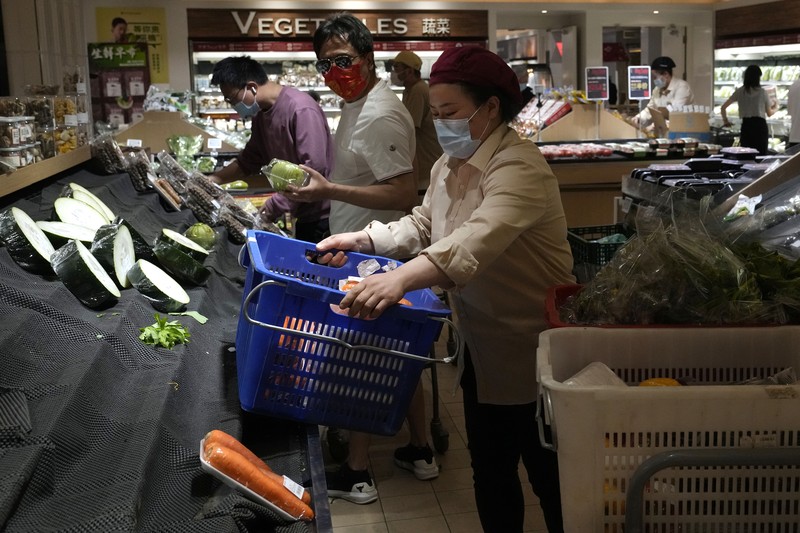 Kenaikan kasus Covid-19 di ibu kota China, Beijing, mendorong kekhawatiran akan penguncian (lockdown) yang ketat. Hal ini memicu panic buying di kalangan warga. (AP/Andy Wong) Kenaikan kasus Covid-19 di ibu kota China, Beijing, mendorong kekhawatiran akan penguncian (lockdown) yang ketat. Hal ini memicu panic buying di kalangan warga. (AP/Andy Wong)