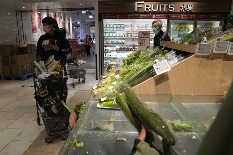 Kenaikan kasus Covid-19 di ibu kota China, Beijing, mendorong kekhawatiran akan penguncian (lockdown) yang ketat. Hal ini memicu panic buying di kalangan warga. (AP/Andy Wong) Kenaikan kasus Covid-19 di ibu kota China, Beijing, mendorong kekhawatiran akan penguncian (lockdown) yang ketat. Hal ini memicu panic buying di kalangan warga. (AP/Andy Wong)