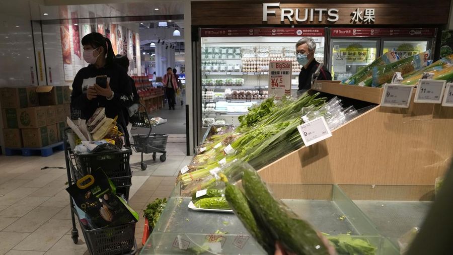 Kenaikan kasus Covid-19 di ibu kota China, Beijing, mendorong kekhawatiran akan penguncian (lockdown) yang ketat. Hal ini memicu panic buying di kalangan warga. (AP/Andy Wong)