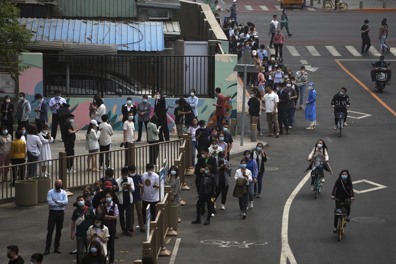 Kenaikan kasus Covid-19 di ibu kota China, Beijing, mendorong kekhawatiran akan penguncian (lockdown) yang ketat. Hal ini memicu panic buying di kalangan warga. (AP/Andy Wong)