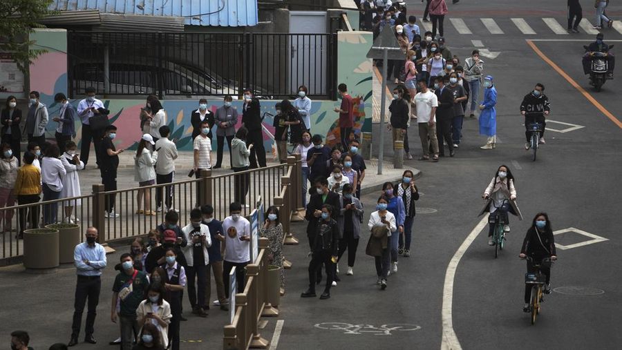 Kenaikan kasus Covid-19 di ibu kota China, Beijing, mendorong kekhawatiran akan penguncian (lockdown) yang ketat. Hal ini memicu panic buying di kalangan warga. (AP/Andy Wong)