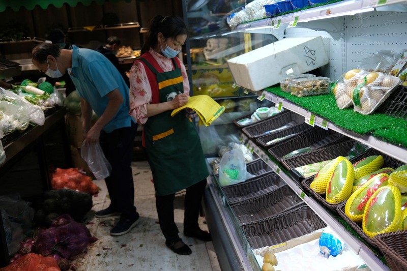 Kenaikan kasus Covid-19 di ibu kota China, Beijing, mendorong kekhawatiran akan penguncian (lockdown) yang ketat. Hal ini memicu panic buying di kalangan warga. (AP/Andy Wong) Kenaikan kasus Covid-19 di ibu kota China, Beijing, mendorong kekhawatiran akan penguncian (lockdown) yang ketat. Hal ini memicu panic buying di kalangan warga. (AP/Andy Wong)
