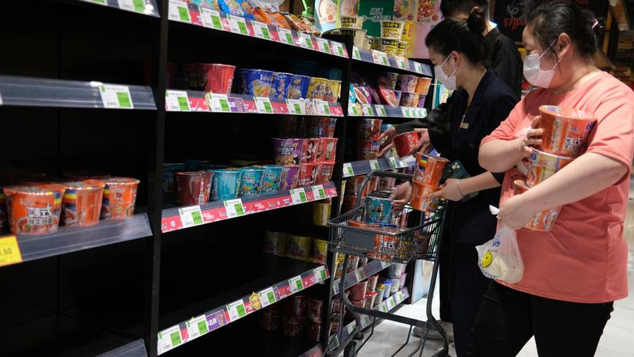 Kenaikan kasus Covid-19 di ibu kota China, Beijing, mendorong kekhawatiran akan penguncian (lockdown) yang ketat. Hal ini memicu panic buying di kalangan warga. (REUTERS/TINGSHU WANG)