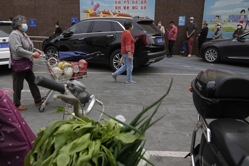 Kenaikan kasus Covid-19 di ibu kota China, Beijing, mendorong kekhawatiran akan penguncian (lockdown) yang ketat. Hal ini memicu panic buying di kalangan warga. (AP/Andy Wong)