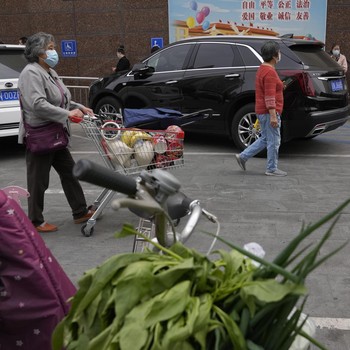 Semua Ludes! Potret Panic Buying Serang Beijing China