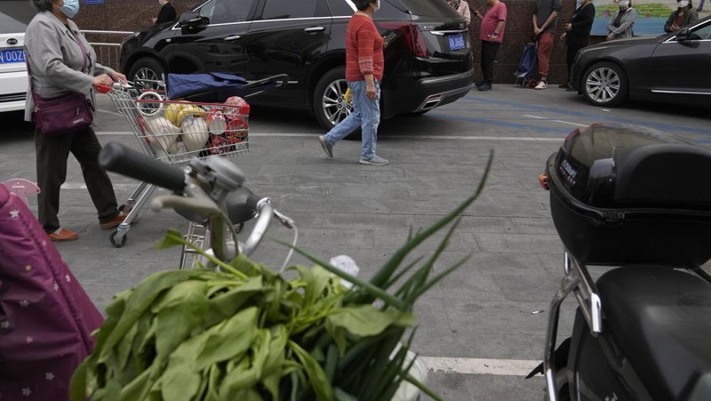 Kenaikan kasus Covid-19 di ibu kota China, Beijing, mendorong kekhawatiran akan penguncian (lockdown) yang ketat. Hal ini memicu panic buying di kalangan warga. (AP/Andy Wong)