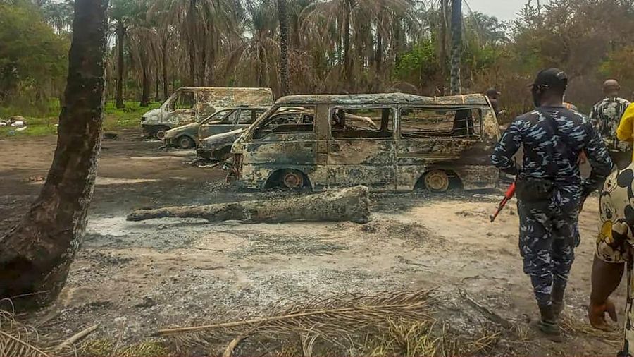 Ledakan kilang minyak ilegal di Nigeria. AP/
