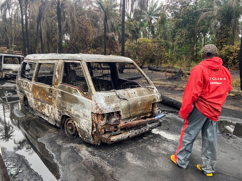 Ledakan kilang minyak ilegal di Nigeria. (REUTERS/TIFE OWOLABI)