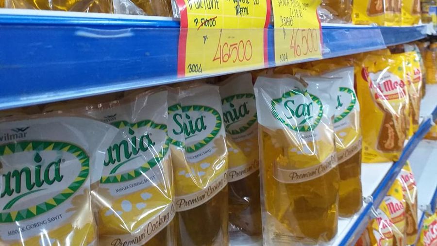 Harga minyak goreng terpantau turun.