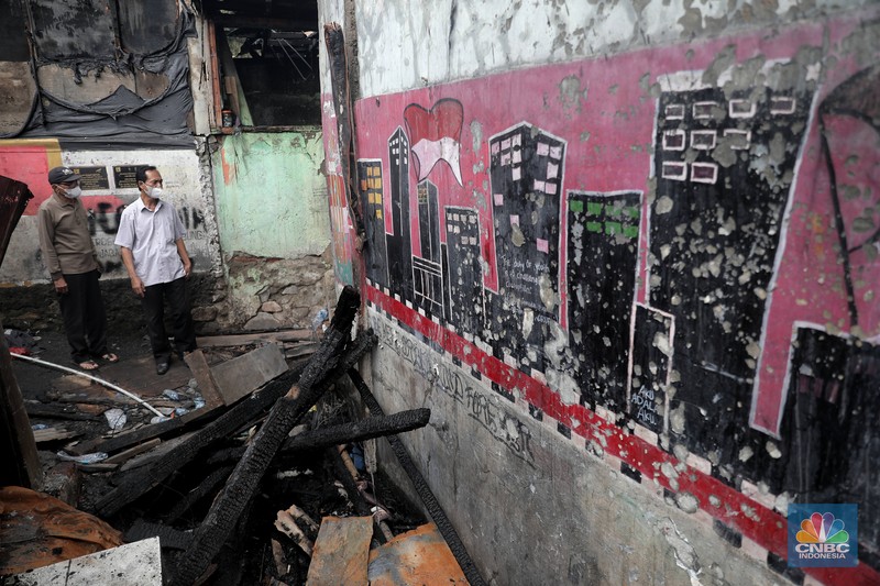 Pasca kebakaran pasar Gembrong, Jakarta, Senin, (25/4/2022). (CNBC Indonesia/Muhammad Sabki)