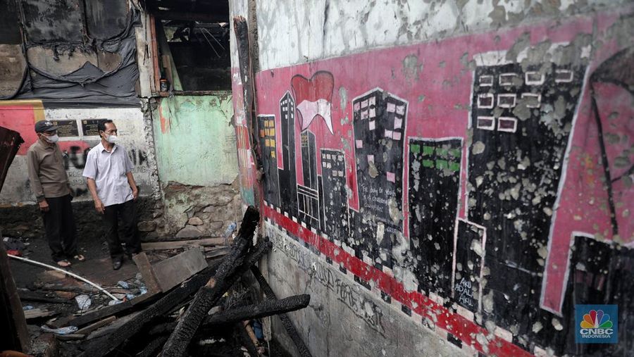 Pasca kebakaran pasar Gembrong, Jakarta, Senin, (25/4/2022). (CNBC Indonesia/Muhammad Sabki)