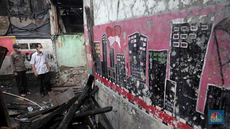 Pasca kebakaran pasar Gembrong, Jakarta, Senin, (25/4/2022). (CNBC Indonesia/Muhammad Sabki)