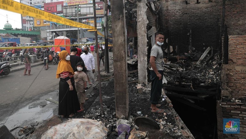 Pasca kebakaran pasar Gembrong, Jakarta, Senin, (25/4/2022). (CNBC Indonesia/Muhammad Sabki)