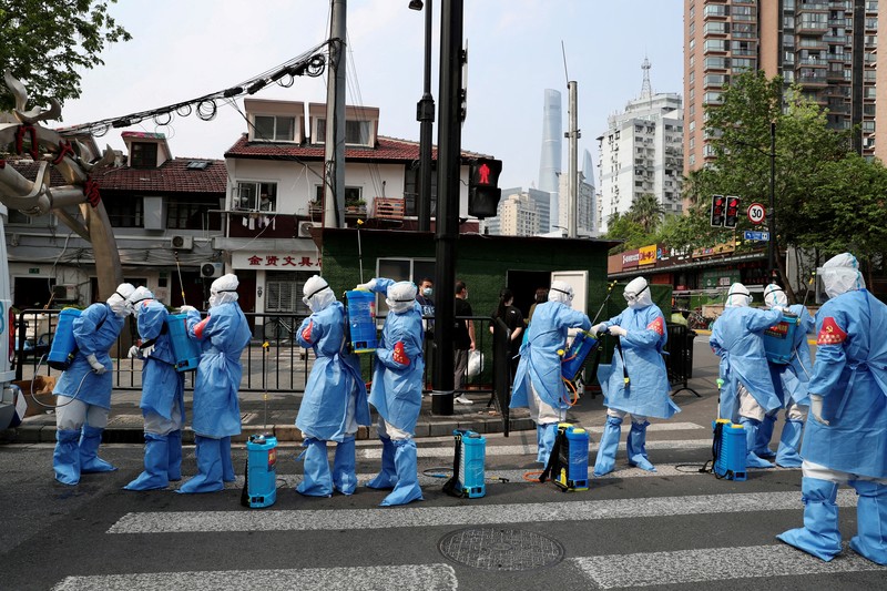 Petugas medis memindahkan seorang pasien dari ambulans di Rumah Sakit Minhang yang berafiliasi dengan Universitas Fudan di Shanghai. (AP/Zhang Jiansong) Petugas medis memindahkan seorang pasien dari ambulans di Rumah Sakit Minhang yang berafiliasi dengan Universitas Fudan di Shanghai. (AP/Zhang Jiansong)