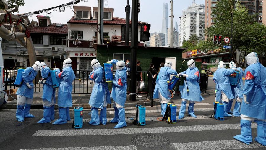 Pekerja dengan pakaian pelindung bersiap untuk mendisinfeksi kompleks perumahan di distrik Huangpu, setelah wabah penyakit coronavirus (COVID-19) di Shanghai, Cina. (VIA REUTERS/CHINA DAILY)
