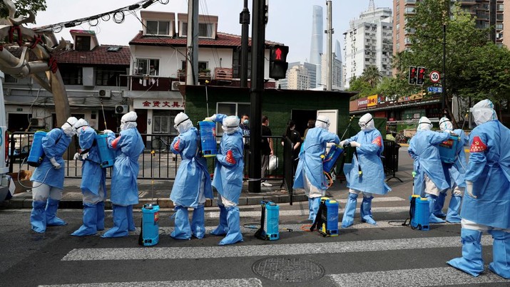 Pekerja dengan pakaian pelindung bersiap untuk mendisinfeksi kompleks perumahan di distrik Huangpu, setelah wabah penyakit coronavirus (COVID-19) di Shanghai, Cina. (VIA REUTERS/CHINA DAILY) Pekerja dengan pakaian pelindung bersiap untuk mendisinfeksi kompleks perumahan di distrik Huangpu, setelah wabah penyakit coronavirus (COVID-19) di Shanghai, Cina. (VIA REUTERS/CHINA DAILY)