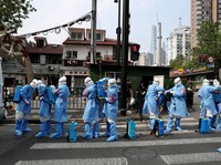 Beijing Terancam Lockdown: Antrean Mengular-Panic Buying