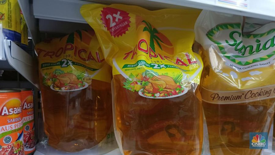 Penjualan minyak goreng di salah satu minimarket di Sukajaya, Kabupaten Bogor, Senin (25/4/22). (CNBC Indonesia/Ferry Sandi)