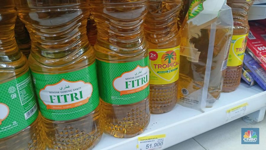 Penjualan minyak goreng di salah satu minimarket di Sukajaya, Kabupaten Bogor, Senin (25/4/22). (CNBC Indonesia/Ferry Sandi)
