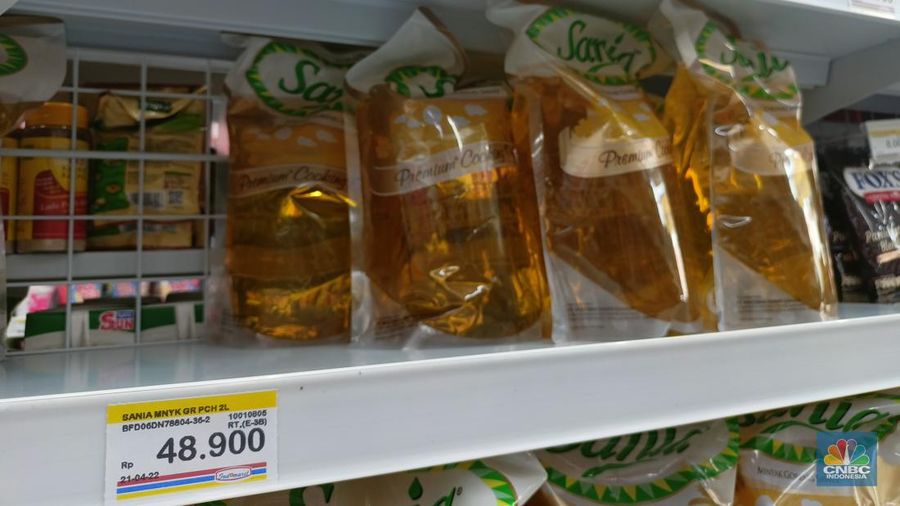 Penjualan minyak goreng di salah satu minimarket di Sukajaya, Kabupaten Bogor, Senin (25/4/22). (CNBC Indonesia/Ferry Sandi)