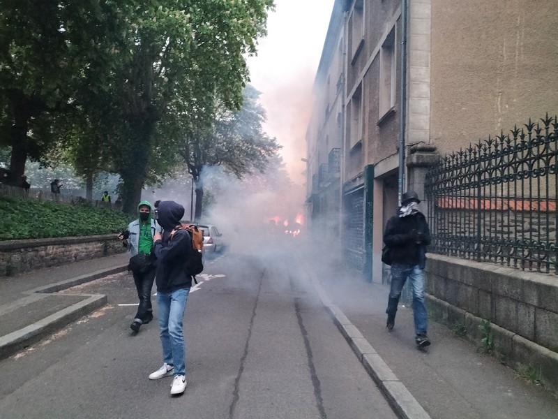 Pilpres Perancis diwarnai oleh sejumlah insiden yang terjadi di pusat kota Paris. Ini termasuk aksi demonstrasi dan secara terpisah insiden penembakan terhadap dua orang yang diduga hendak menabrak polisi. (AP/Laurent Cipriani) Pilpres Perancis diwarnai oleh sejumlah insiden yang terjadi di pusat kota Paris. Ini termasuk aksi demonstrasi dan secara terpisah insiden penembakan terhadap dua orang yang diduga hendak menabrak polisi. (AP/Laurent Cipriani)