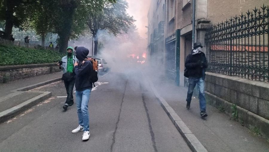Pilpres Perancis diwarnai oleh sejumlah insiden yang terjadi di pusat kota Paris. Ini termasuk aksi demonstrasi dan secara terpisah insiden penembakan terhadap dua orang yang diduga hendak menabrak polisi. (AP/Laurent Cipriani)