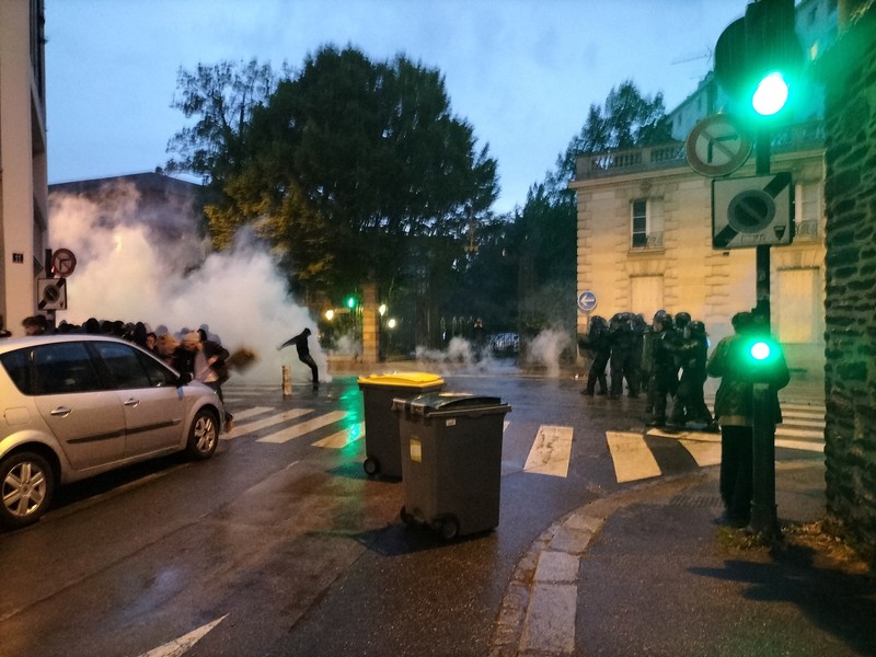Pilpres Perancis diwarnai oleh sejumlah insiden yang terjadi di pusat kota Paris. Ini termasuk aksi demonstrasi dan secara terpisah insiden penembakan terhadap dua orang yang diduga hendak menabrak polisi. (AP/Laurent Cipriani)