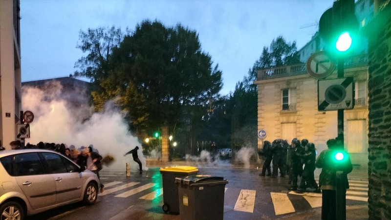 Pilpres Perancis diwarnai oleh sejumlah insiden yang terjadi di pusat kota Paris. Ini termasuk aksi demonstrasi dan secara terpisah insiden penembakan terhadap dua orang yang diduga hendak menabrak polisi. (AP/Laurent Cipriani)