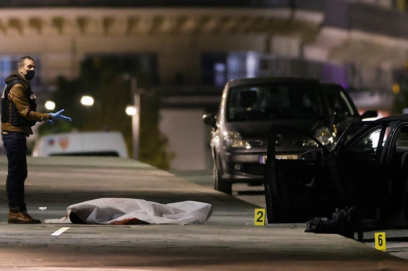 Pilpres Perancis diwarnai oleh sejumlah insiden yang terjadi di pusat kota Paris. Ini termasuk aksi demonstrasi dan secara terpisah insiden penembakan terhadap dua orang yang diduga hendak menabrak polisi. (AP/Laurent Cipriani) Pilpres Perancis diwarnai oleh sejumlah insiden yang terjadi di pusat kota Paris. Ini termasuk aksi demonstrasi dan secara terpisah insiden penembakan terhadap dua orang yang diduga hendak menabrak polisi. (AP/Laurent Cipriani)