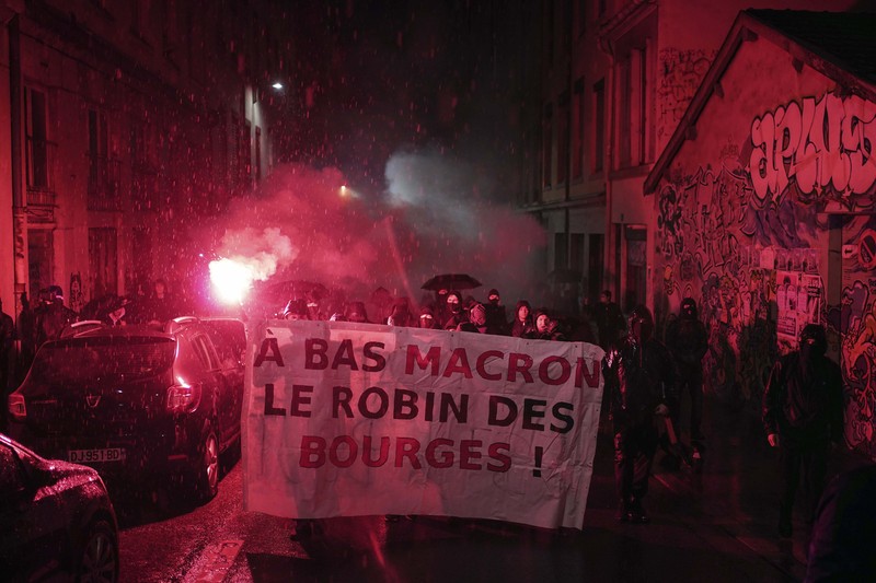 Pilpres Perancis diwarnai oleh sejumlah insiden yang terjadi di pusat kota Paris. Ini termasuk aksi demonstrasi dan secara terpisah insiden penembakan terhadap dua orang yang diduga hendak menabrak polisi. (AP/Laurent Cipriani) Pilpres Perancis diwarnai oleh sejumlah insiden yang terjadi di pusat kota Paris. Ini termasuk aksi demonstrasi dan secara terpisah insiden penembakan terhadap dua orang yang diduga hendak menabrak polisi. (AP/Laurent Cipriani)