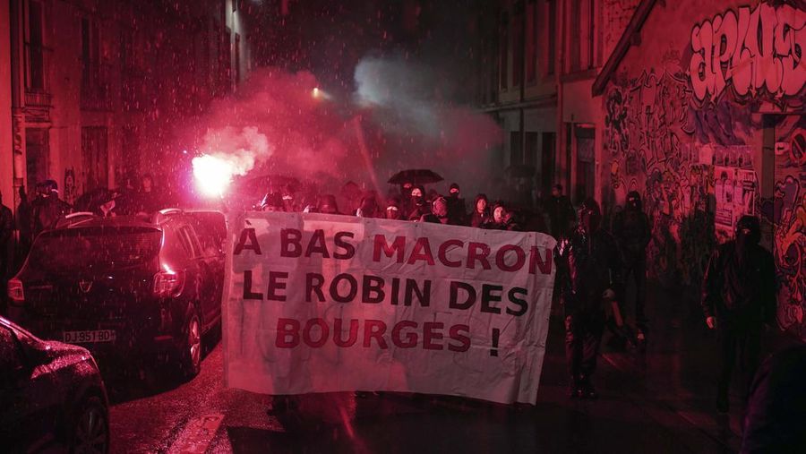 Pilpres Perancis diwarnai oleh sejumlah insiden yang terjadi di pusat kota Paris. Ini termasuk aksi demonstrasi dan secara terpisah insiden penembakan terhadap dua orang yang diduga hendak menabrak polisi. (AP/Laurent Cipriani)